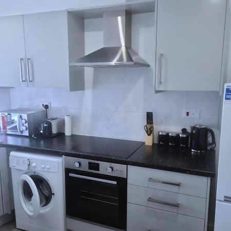 Attractive 2 Bed Apartments Free Wi-Fi And Parking كرويدون المظهر الخارجي الصورة