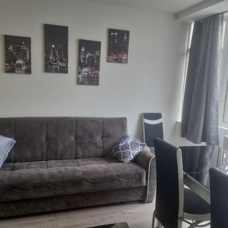 Attractive 2 Bed Apartments Free Wi-Fi And Parking كرويدون المظهر الخارجي الصورة