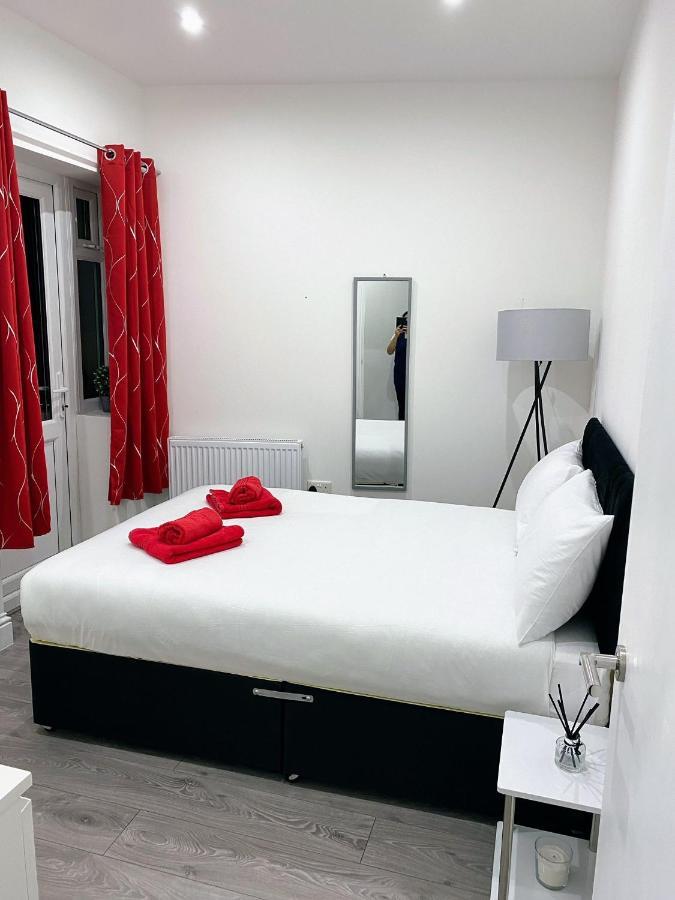 Attractive 2 Bed Apartments Free Wi-Fi And Parking كرويدون المظهر الخارجي الصورة