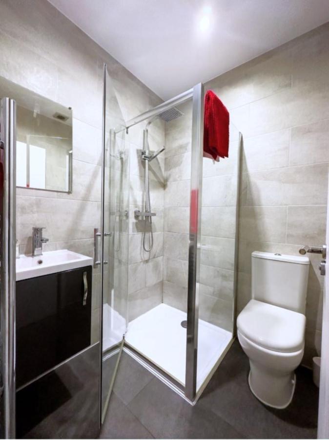 Attractive 2 Bed Apartments Free Wi-Fi And Parking كرويدون المظهر الخارجي الصورة